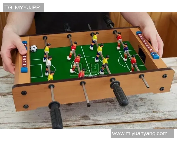 桌面足球老人：在小小桌面上演绎激情与友谊的传奇故事